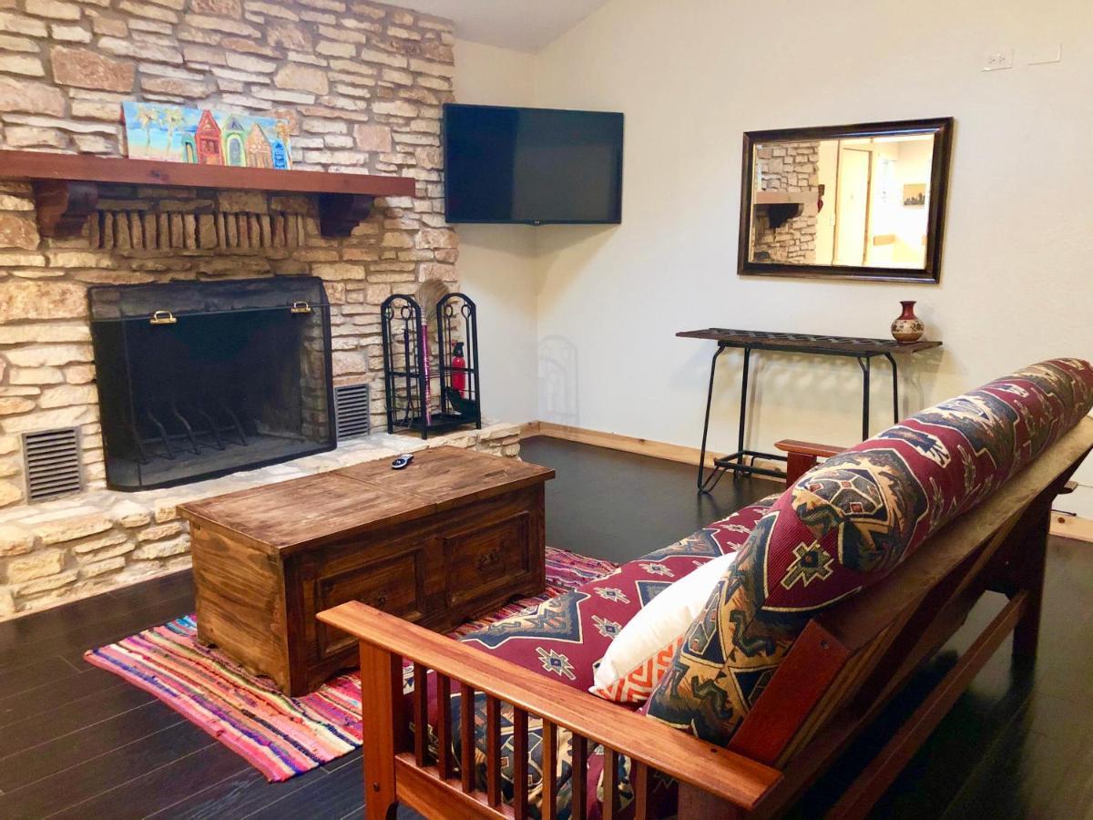 The Cove Bnb Hudson Bend Exterior photo