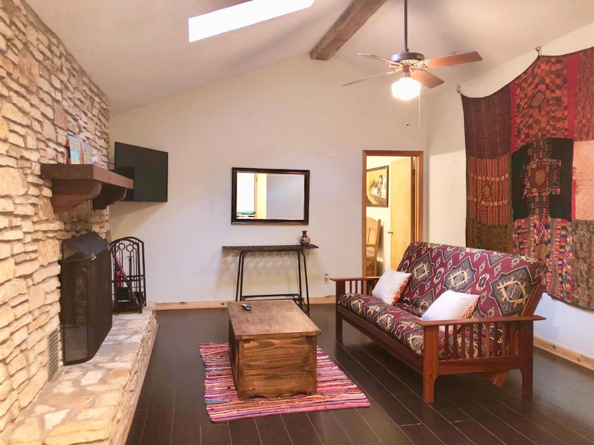 The Cove Bnb Hudson Bend Exterior photo